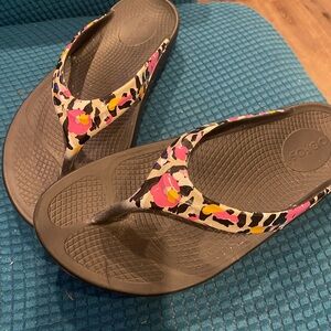 OOFOS Women's Black Sandals with Pink and Yellow Floral Design